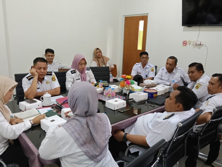Mohon ijin melaporkan 23/10/2024 Lurah, Kasi Kesra & Kasi Ekobang dan LH Kelurahan Jawa menghadiri Persiapan Rapat Koordinasi Probebaya TW 3 di Ruang Camat Kecamatan Samarinda Ulu