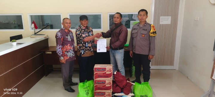 Mohon ijin melaporkan 24/10/2024 Sekretaris Lurah dan Kasi Pemerintahan menerima Serah Terima Bantuan dari Dinas Sosial Korban Kebakaran di RT. 31 Kelurahan Jawa Kecamatan Samarinda Ulu