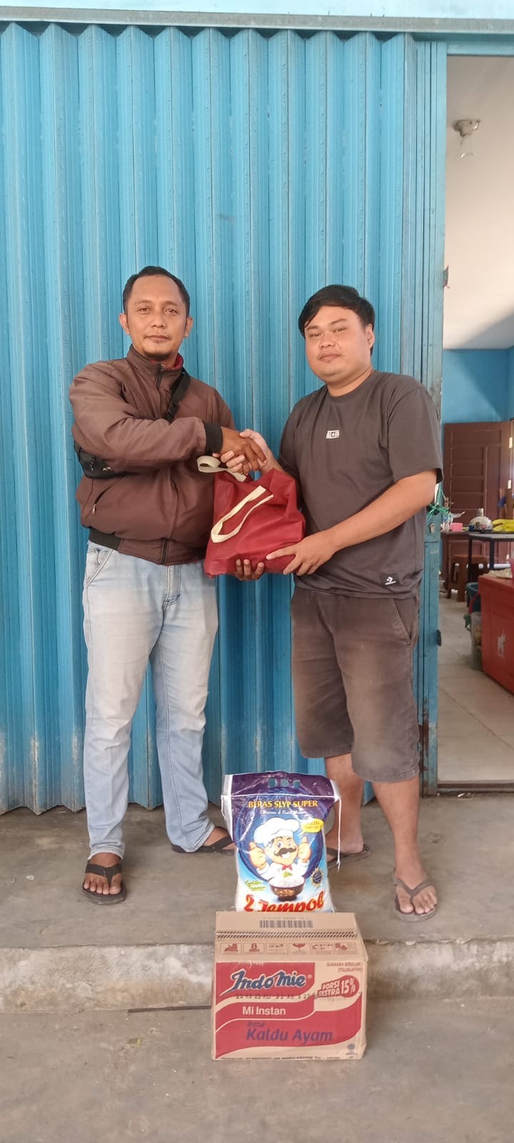 Mohon ijin melaporkan 24/10/2024 Sekretaris Lurah dan Kasi Pemerintahan menerima Serah Terima Bantuan dari Dinas Sosial Korban Kebakaran di RT. 31 Kelurahan Jawa Kecamatan Samarinda Ulu
