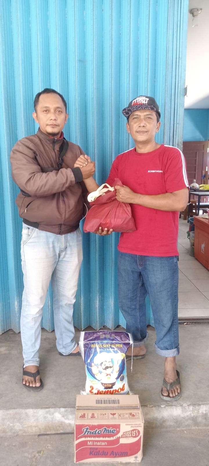 Mohon ijin melaporkan 24/10/2024 Sekretaris Lurah dan Kasi Pemerintahan menerima Serah Terima Bantuan dari Dinas Sosial Korban Kebakaran di RT. 31 Kelurahan Jawa Kecamatan Samarinda Ulu
