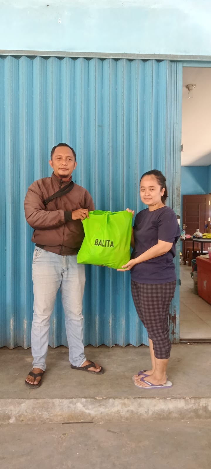 Mohon ijin melaporkan 24/10/2024 Sekretaris Lurah dan Kasi Pemerintahan menerima Serah Terima Bantuan dari Dinas Sosial Korban Kebakaran di RT. 31 Kelurahan Jawa Kecamatan Samarinda Ulu