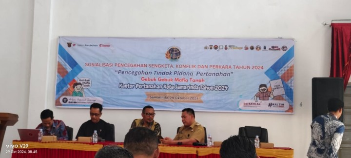 Mohon ijin melaporkan 29/10/2024 Lurah Jawa dan Kasi pemerintahan&Trantib Beserta RT Kelurahan Jawa menghadiri Sosialisasi Pencegahan Sengketa, Konflik dan Perkara Tahun 2024 Di Kecamatan Samarinda Ulu