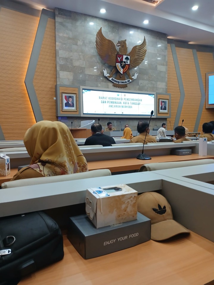 Mohon ijin melaporkan 29/10/2024 Sekretaris Lurah Jawa menghadiri Rapat Koordinasi Pengembangan dan Pembinaan Kota Tanggap ancaman Narkoba di Ruang Rapat Mangkupelas Balai Kota Samarinda