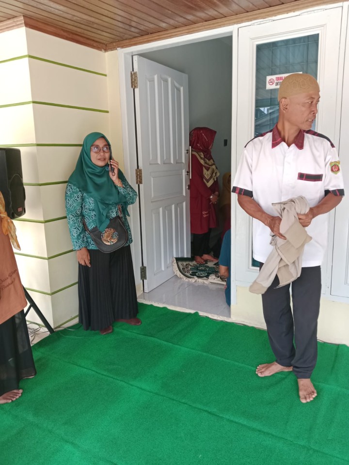 Mohon ijin menyampaikan 13/11/2024 Kasi Kesra, Staff Kasi Ekobang Beserta Babinsa Kelurahan Jawa mendampingi TIM TWAP Monitoring dam Verval Probebaya RT. 01 dan 22 di Kelurahan Jawa Kecamatan Samarinda Ulu
