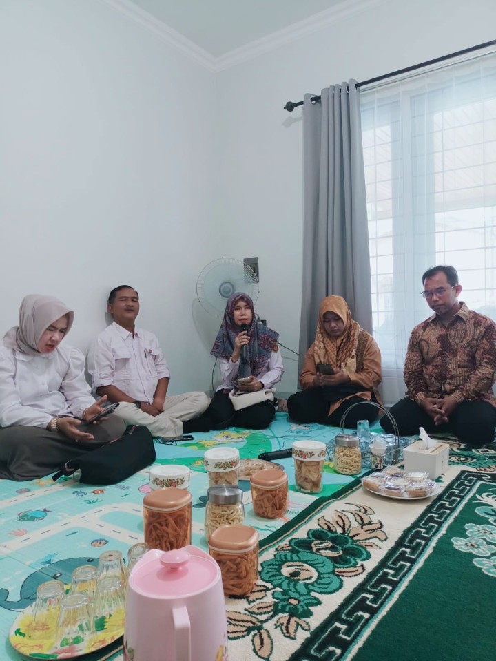 Mohon ijin menyampaikan 13/11/2024 Kasi Kesra, Staff Kasi Ekobang Beserta Babinsa Kelurahan Jawa mendampingi TIM TWAP Monitoring dam Verval Probebaya RT. 01 dan 22 di Kelurahan Jawa Kecamatan Samarinda Ulu