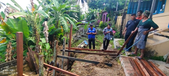 Mohon ijin menyampaikan 14/11/2024 Kasi Pemerintahan melakukan peninjauan Tanah Longsor Di JL. Pasundan GG. 1c RT. 18 Kelurahan Jawa Kecamatan Samarinda Ulu