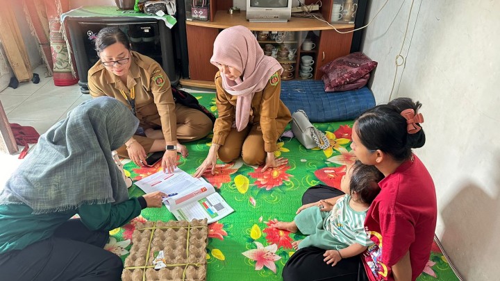Mohon ijin menyampaikan 19/11/2024 Kasi Kesra Kelurahan Jawa Mengunjungi balita terindikasi resiko stunting dan pemberian telur omega bersama kader dan petugas pukesmas