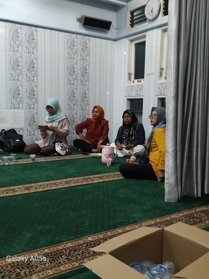 Mohon izin menyampaikan 24/11/2024 Mengikuti Kegiatan Rembuk Warga RT. 22 dihadiri oleh Lurah Jawa, Kasi Ekobang LH dan Babinsa Kelurahan Jawa serta Kasi Kesra dan Pendamping Probebaya Pemberdayaan berjalan aman dan lanca