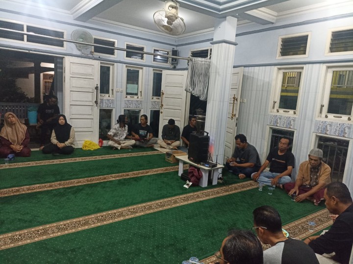 Mohon izin menyampaikan 24/11/2024 Mengikuti Kegiatan Rembuk Warga RT. 22 dihadiri oleh Lurah Jawa, Kasi Ekobang LH dan Babinsa Kelurahan Jawa serta Kasi Kesra dan Pendamping Probebaya Pemberdayaan berjalan aman dan lanca