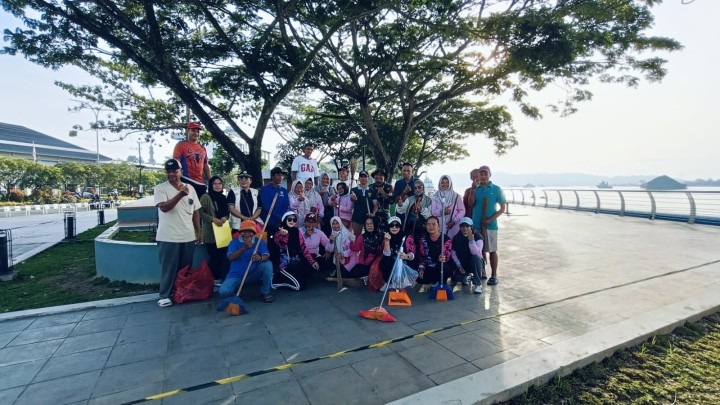 Mohon ijin menyampaikan 20/12/2024 Pejabat Struktural dan Seluruh Staf ASN/Non ASN Kelurahan Jawa Melakukan Kegiatan Gotong Royong Massal Teras Samarinda