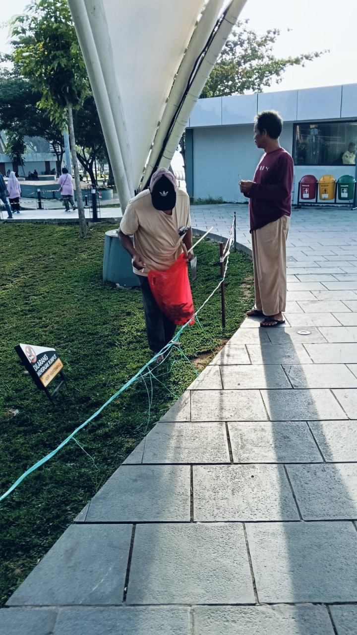 Mohon ijin menyampaikan 20/12/2024 Pejabat Struktural dan Seluruh Staf ASN/Non ASN Kelurahan Jawa Melakukan Kegiatan Gotong Royong Massal Teras Samarinda