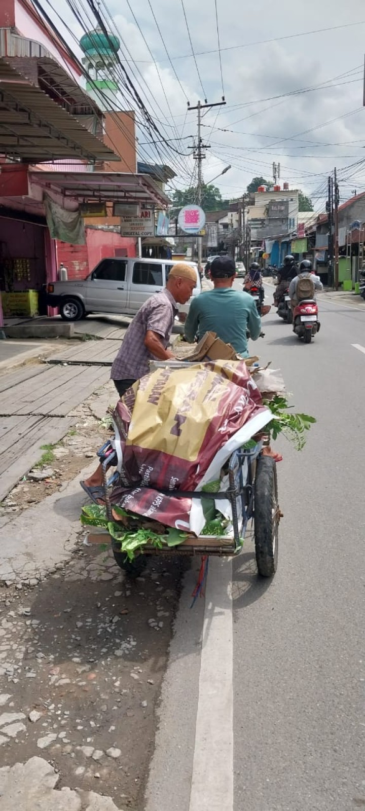 Mohon ijin menyampaikan 03/1/2025 Seluruh Pejabat dan Staf Kelurahan Jawa Gotong Royong Halaman Kantor Kelurahan Jawa