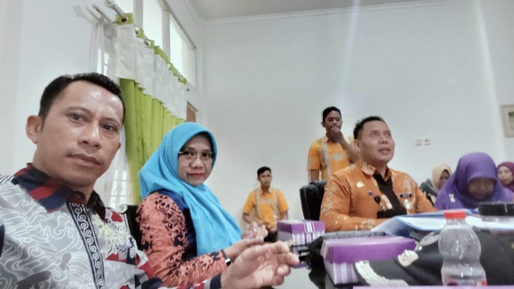 Mohon ijin menyampaikan 09/1/2025 Lurah Jawa dan Kasi Ekobang menghadiri Rapat Tindak Lanjut Pembentukan BUMRT Berbasis Kelurahan di Ruang Camat Samarinda Ulu