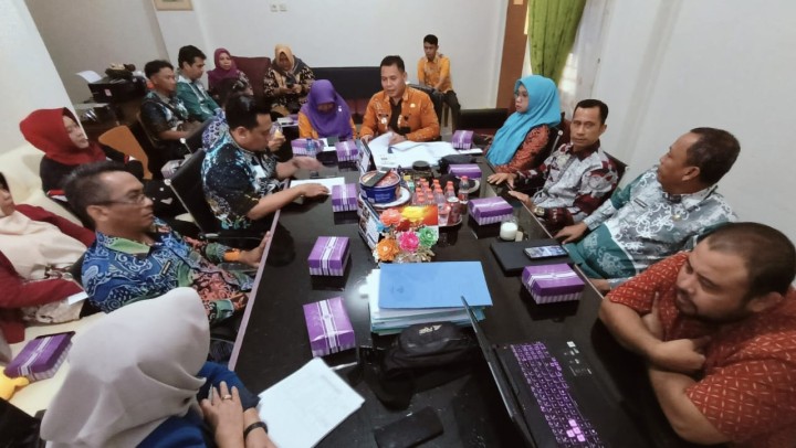 Mohon ijin menyampaikan 09/1/2025 Lurah Jawa dan Kasi Ekobang menghadiri Rapat Tindak Lanjut Pembentukan BUMRT Berbasis Kelurahan di Ruang Camat Samarinda Ulu