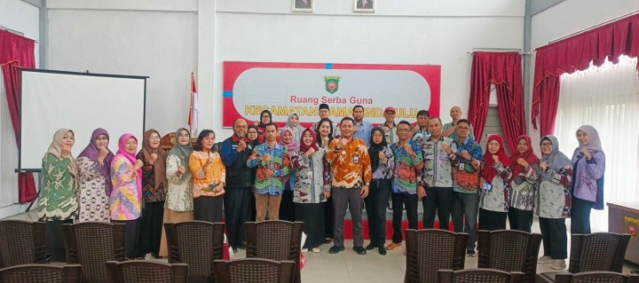 Mohon Ijin menyampaikan 06/2/2025 Lurah Jawa dan Kasi Kesra Kel. Jawa menghadiri Rapat Koordinasi Forkots di Aula Kecamatan Samarinda Ulu