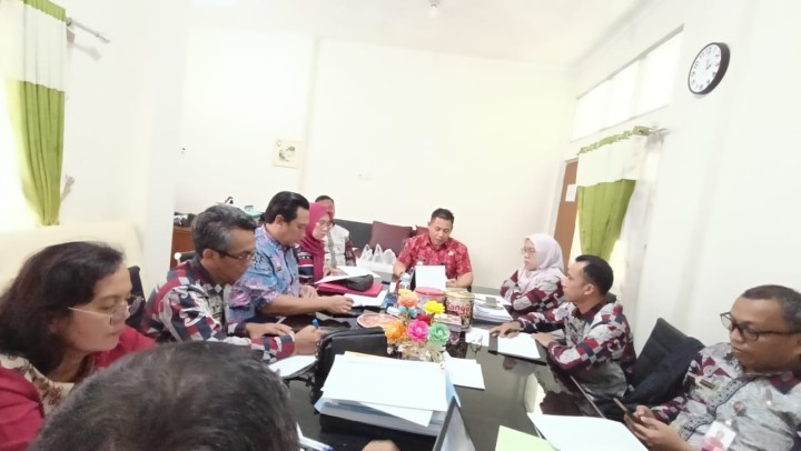 Mohon ijin menyampaikan 06/3/2025 Lurah Jawa menghadiri Rapat Koordinasi bersama Lurah Sekecamatan Samarinda Ulu di Ruang Camat Samarinda Ulu