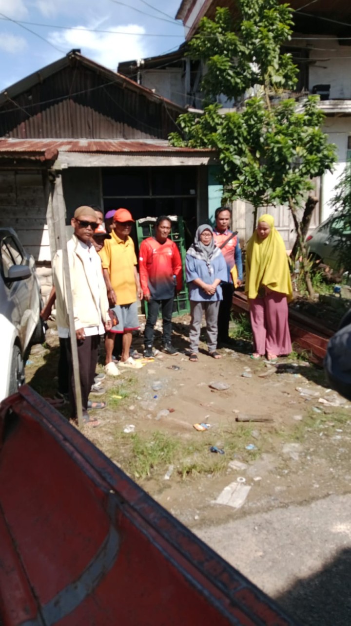 Mohon ijin menyampaikan 14/3/2025 Staf Seksi Ekobang LH melaksanakan Kegiatan Pendampingan Pengantaran Bantuan dari BPBD Kota Samarinda kepada Ibu Komsiah di RT. 35