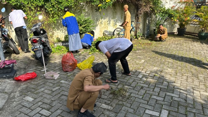 Mohon ijin menyampaikan 08/4/2025 Pejabat Struktural Beserta Staf melakukan Gotong Royong di Halaman Kantor dan di ruangan masing-masing Pejabat Struktual dan Staff
