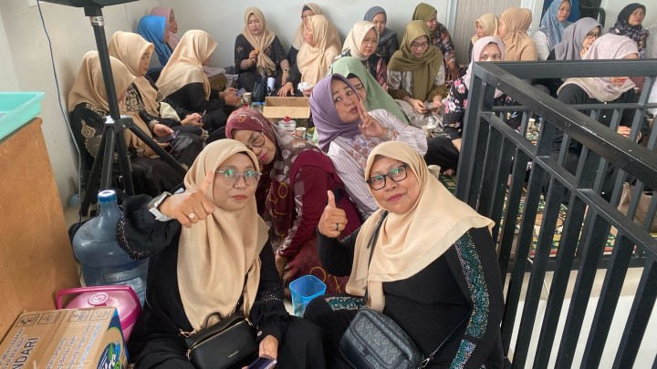 Mohon izin menyampaikan 17/4/2025 Acara Kegiatan Halal Bihalal Kelurahan Jawa yang di hadiri oleh Ketua TWAP(yang mewakili), Camat Samarinda Ulu (Bpk. Sujono, M.Si), Guru Mansyur, Lurah Jawa beserta Pejabat Struktural dan Staf, Babinsa dan Banbhinkamtibmas, Ketua RT, PKK, LPM, FKPM, Dasawisma dan PATBM