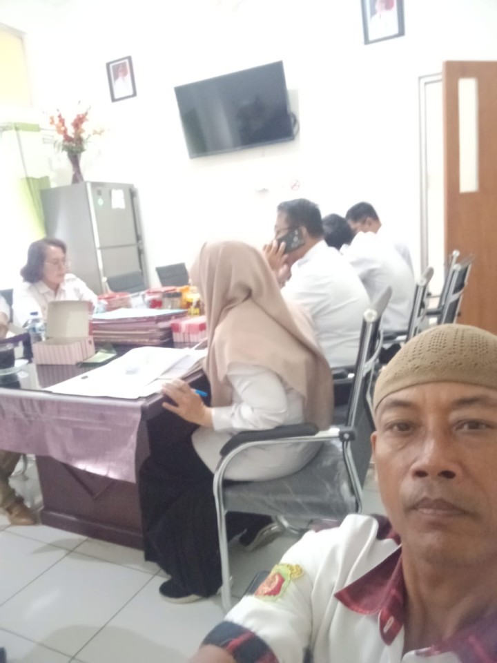 Mohon izin menyampaikan 30/4/2025 Kegiatan Rakor Perekrutan Penyapu Jalan di Ruang Camat Samarinda Ulu oleh Staf Seksi Ekobang LH Kelurahan Jawa
