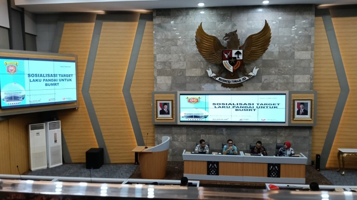 Mohon izin menyampaikan 08/5/2025 Lurah Jawa mengahadiri Kegaiatan Sosialisasi Target Laku Pandai Pada BUMRT di Ruang Mangkupelas Balaikota Samarinda