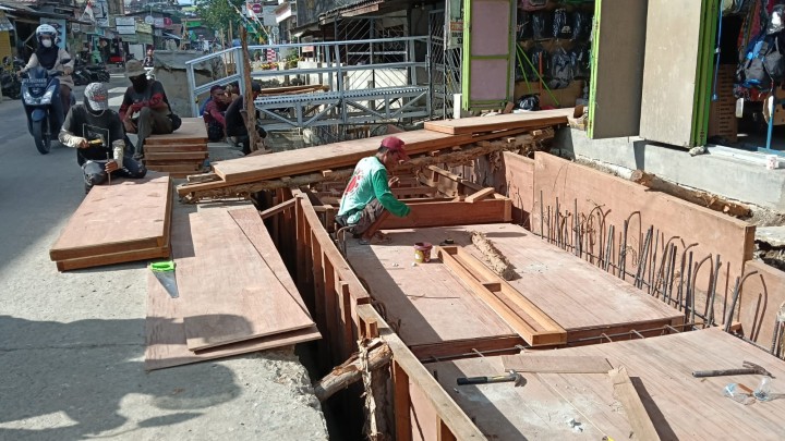 Mohon izin menyampaikan 09/5/2025 Lurah Jawa Pengecekan pengerjaan  Drainase Pasundan tahap 3 (2025) tehadap ada aduan masyarakat terkait Lama Pengerjaan)  Hadiri Lurah jawa Ketua RT 39 dan sekretaris RT 39 Dan warga mengadu atas Bapak Basnur ( Di Beri Penjelasan pihak kelurahan dan pelaksana)