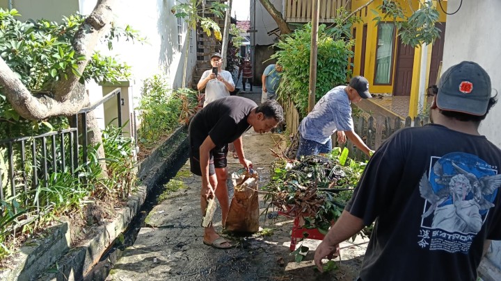 Mohon izin menyampaikan 11/05/2025 Lurah Jawa, Kasi Ekobang & LH beserta Staf mengikuti kegiatan Gotong Royong di RT 4,27,3 dan 5 Kelurahan Jawa