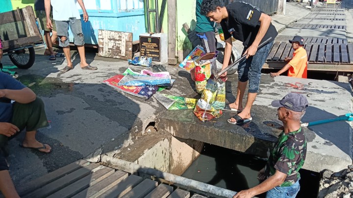 Mohon izin menyampaikan 11/05/2025 Lurah Jawa, Kasi Ekobang & LH beserta Staf mengikuti kegiatan Gotong Royong di RT 4,27,3 dan 5 Kelurahan Jawa