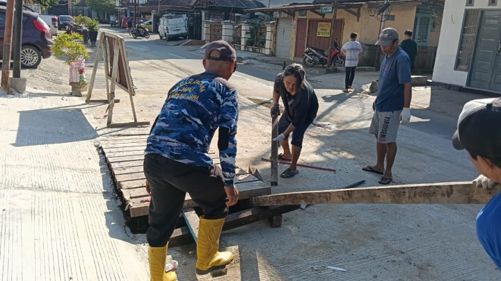 Mohon izin menyampaikan 11/05/2025 Lurah Jawa, Kasi Ekobang & LH beserta Staf mengikuti kegiatan Gotong Royong di RT 4,27,3 dan 5 Kelurahan Jawa