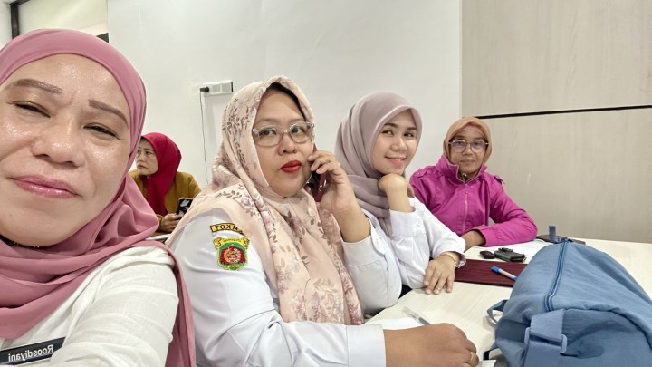 Mohon izin menyampaikan 14/5/2025 Rapat verifikasi Dokumen Kota Sehat thn 2025 Forkom Kecamatan Sehat dan POKJA Kelurahan Sehat Se Kota Samarinda di Kantor Dinas kesehatan Kota samarinda Hadir : Kasi Kesra kelurahan