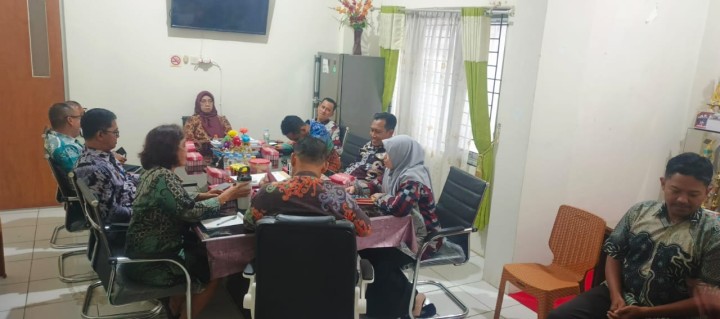 Mohon izin menyampaikan 15/5/2025 Lurah Jawa menghadiri Rapat Koordinasi lurah sekecamatan Samarinda ulu Penanganan Pasca banjir dan longsor dan Bantuan Miskiin ekstrim