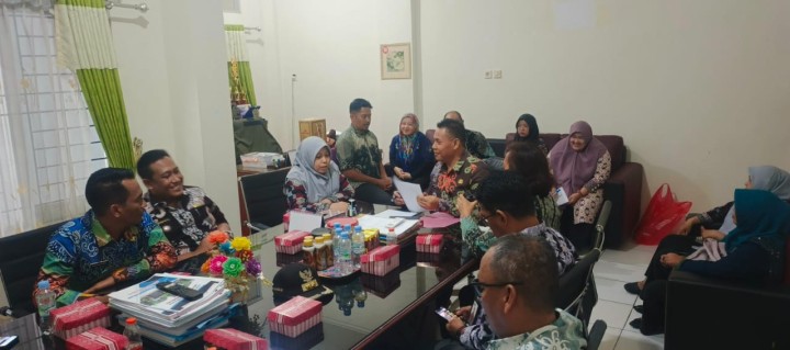 Mohon izin menyampaikan 15/5/2025 Lurah Jawa menghadiri Rapat Koordinasi lurah sekecamatan Samarinda ulu Penanganan Pasca banjir dan longsor dan Bantuan Miskiin ekstrim