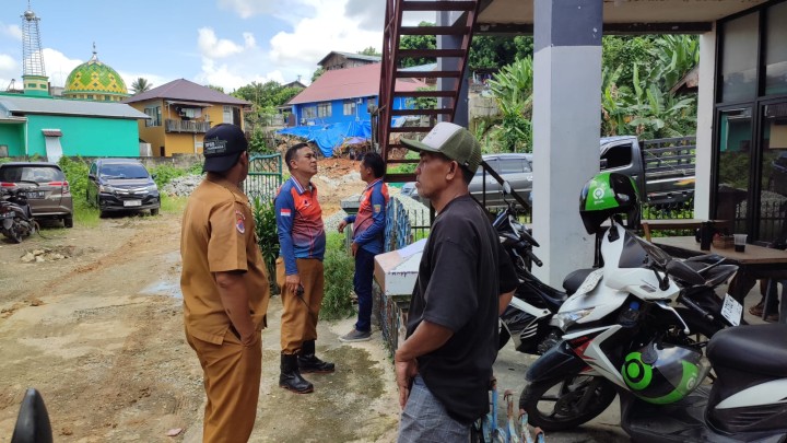 Mohon izin menyampaikan 19/05/2025 Lurah Jawamelakukan Peninjauan Survei Perhitungan bahan longsor Jl. Pasundan RT 18 oleh TIM BPBD Kota Samarinda
