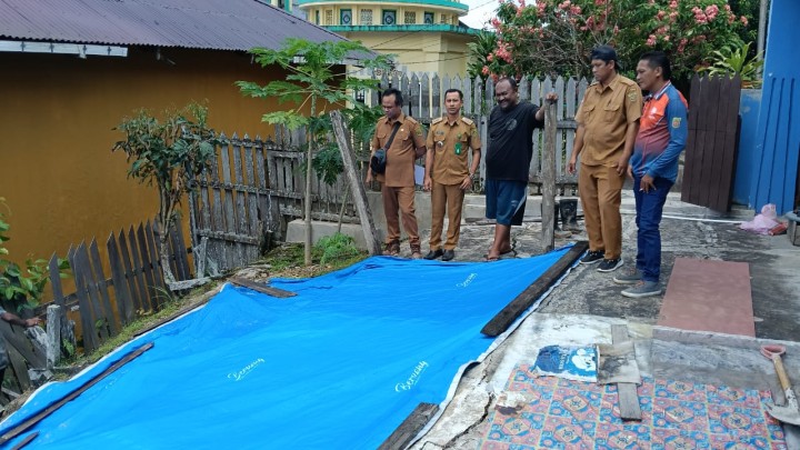 Mohon izin menyampaikan 19/05/2025 Lurah Jawamelakukan Peninjauan Survei Perhitungan bahan longsor Jl. Pasundan RT 18 oleh TIM BPBD Kota Samarinda