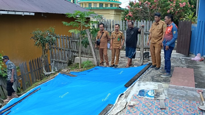 Mohon izin menyampaikan 19/05/2025 Lurah Jawamelakukan Peninjauan Survei Perhitungan bahan longsor Jl. Pasundan RT 18 oleh TIM BPBD Kota Samarinda