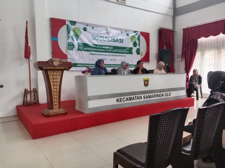Mohon izin menyampaikan 23/05/2025 Lurah Jawa dan Staf Seksi Ekobang LH Kel. Jawa Mengkoordinir Warga dan Mengikuti Sosialisasi Kegiatan Perbaikan Rumah Tidak Layak Huni Pembangunan Kualitas Rumah Swadaya dari Disperkim Kota Samarinda di Aula Kecamatan Smd Ulu Sebanyak 8 orang warga Kelurahan Jawa yang masuk daftar penerima RTLH hari ini mendapat sosialisasi dan melengkapi pemberkasan persyaratan Kegiatan tersebut yang dikelola oleh Dinas Perumahan dan Kawasan Permukiman Kota Samarinda. Acara Sosialisasi berjalan dengan lancar bersama-sama dengan warga dari 2 Kelurahan lain di Kecamatan Samarinda Ulu.