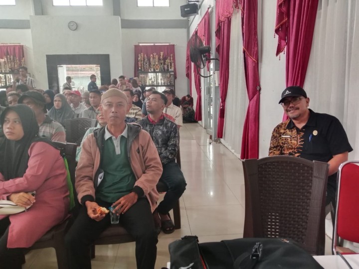 Mohon izin menyampaikan 23/05/2025 Lurah Jawa dan Staf Seksi Ekobang LH Kel. Jawa Mengkoordinir Warga dan Mengikuti Sosialisasi Kegiatan Perbaikan Rumah Tidak Layak Huni Pembangunan Kualitas Rumah Swadaya dari Disperkim Kota Samarinda di Aula Kecamatan Smd Ulu Sebanyak 8 orang warga Kelurahan Jawa yang masuk daftar penerima RTLH hari ini mendapat sosialisasi dan melengkapi pemberkasan persyaratan Kegiatan tersebut yang dikelola oleh Dinas Perumahan dan Kawasan Permukiman Kota Samarinda. Acara Sosialisasi berjalan dengan lancar bersama-sama dengan warga dari 2 Kelurahan lain di Kecamatan Samarinda Ulu.