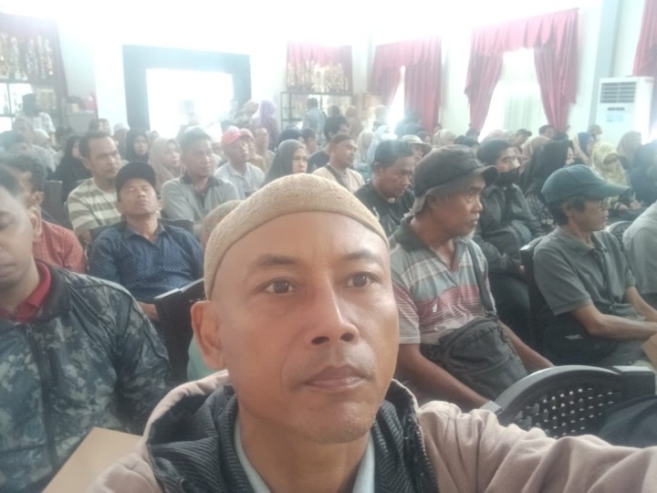 Mohon izin menyampaikan 23/05/2025 Lurah Jawa dan Staf Seksi Ekobang LH Kel. Jawa Mengkoordinir Warga dan Mengikuti Sosialisasi Kegiatan Perbaikan Rumah Tidak Layak Huni Pembangunan Kualitas Rumah Swadaya dari Disperkim Kota Samarinda di Aula Kecamatan Smd Ulu Sebanyak 8 orang warga Kelurahan Jawa yang masuk daftar penerima RTLH hari ini mendapat sosialisasi dan melengkapi pemberkasan persyaratan Kegiatan tersebut yang dikelola oleh Dinas Perumahan dan Kawasan Permukiman Kota Samarinda. Acara Sosialisasi berjalan dengan lancar bersama-sama dengan warga dari 2 Kelurahan lain di Kecamatan Samarinda Ulu.