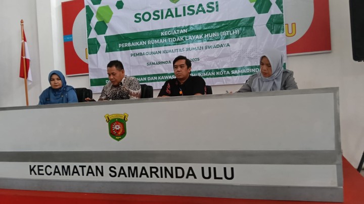 Mohon izin menyampaikan 23/05/2025 Lurah Jawa dan Staf Seksi Ekobang LH Kel. Jawa Mengkoordinir Warga dan Mengikuti Sosialisasi Kegiatan Perbaikan Rumah Tidak Layak Huni Pembangunan Kualitas Rumah Swadaya dari Disperkim Kota Samarinda di Aula Kecamatan Smd Ulu Sebanyak 8 orang warga Kelurahan Jawa yang masuk daftar penerima RTLH hari ini mendapat sosialisasi dan melengkapi pemberkasan persyaratan Kegiatan tersebut yang dikelola oleh Dinas Perumahan dan Kawasan Permukiman Kota Samarinda. Acara Sosialisasi berjalan dengan lancar bersama-sama dengan warga dari 2 Kelurahan lain di Kecamatan Samarinda Ulu.