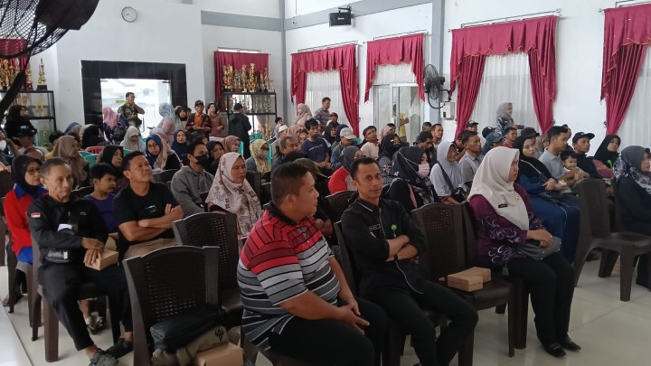 Mohon izin menyampaikan 23/05/2025 Lurah Jawa dan Staf Seksi Ekobang LH Kel. Jawa Mengkoordinir Warga dan Mengikuti Sosialisasi Kegiatan Perbaikan Rumah Tidak Layak Huni Pembangunan Kualitas Rumah Swadaya dari Disperkim Kota Samarinda di Aula Kecamatan Smd Ulu Sebanyak 8 orang warga Kelurahan Jawa yang masuk daftar penerima RTLH hari ini mendapat sosialisasi dan melengkapi pemberkasan persyaratan Kegiatan tersebut yang dikelola oleh Dinas Perumahan dan Kawasan Permukiman Kota Samarinda. Acara Sosialisasi berjalan dengan lancar bersama-sama dengan warga dari 2 Kelurahan lain di Kecamatan Samarinda Ulu.