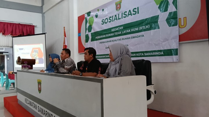 Mohon izin menyampaikan 23/05/2025 Lurah Jawa dan Staf Seksi Ekobang LH Kel. Jawa Mengkoordinir Warga dan Mengikuti Sosialisasi Kegiatan Perbaikan Rumah Tidak Layak Huni Pembangunan Kualitas Rumah Swadaya dari Disperkim Kota Samarinda di Aula Kecamatan Smd Ulu Sebanyak 8 orang warga Kelurahan Jawa yang masuk daftar penerima RTLH hari ini mendapat sosialisasi dan melengkapi pemberkasan persyaratan Kegiatan tersebut yang dikelola oleh Dinas Perumahan dan Kawasan Permukiman Kota Samarinda. Acara Sosialisasi berjalan dengan lancar bersama-sama dengan warga dari 2 Kelurahan lain di Kecamatan Samarinda Ulu.