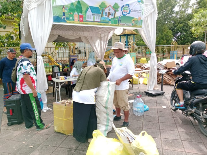 Mohon izin menyampaikan Kegiatan Sedekah Sampah oleh Kelurahan Jawa kepada DLH Kota Samarinda bertempat di Islamic Center Samarinda, disampaikan oleh Staf Seksi Ekobang LH dan Ibu Sri CS Kelurahan Jawa dilaksanakan pada Sabtu, 24-05-2025 Pukul 08.00 WITA.  Kegiatan Sedekah sampah ini  dalam rangka Hari Peduli Sampah Nasional Tahun 2025. Hasil sedekah sampah akan  didonasikan ke Rumah Yatim Piatu Baitul Walad Loa Buah Smd