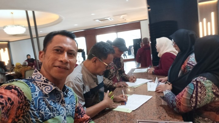 Mohon izin menyampaikan 25/05/2025 menghadiri Acara Musyawarah Desa/Kelurahanan Khusus Koperasi  desa/Kelurahan Merah Putih se Kalimantan Timur di Hadiri Oleh : 1. Wakiil menteri Koperasi Dan perindustrian RI 2. Wakiil Gubernur Kaliman Tiniur serta jajarananya 3. Bupati/Walikota sekatim 4. Kepaa dinas koperasi sekaltim 5. Ketua DORD Provinsi Kaltim dan Ketua DPRD Kota Samarinda 6.  camat se-kalimantan Timur 7. kepala desa/LURAH se-kalimantan Timur