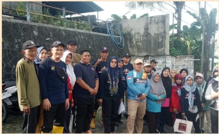 Gotroy Massal RT. 27, RT. 25, dan RT. 19 di depan tanah kosong Eks. TPS Jl. Siti Aisyah, Pembersihan & Membuat Saluran Pembuangan Air (bersama Pihak Kelurahan TLI pada Minggu, 25-05-2025 ) dihadiri oleh Seklur Kelurahan Jawa, Staf Seksi Ekobang LH, Ketua RT. 19 dan warga , Ketua RT. 27 dan warga, serta Ketua RT 19 dan warga