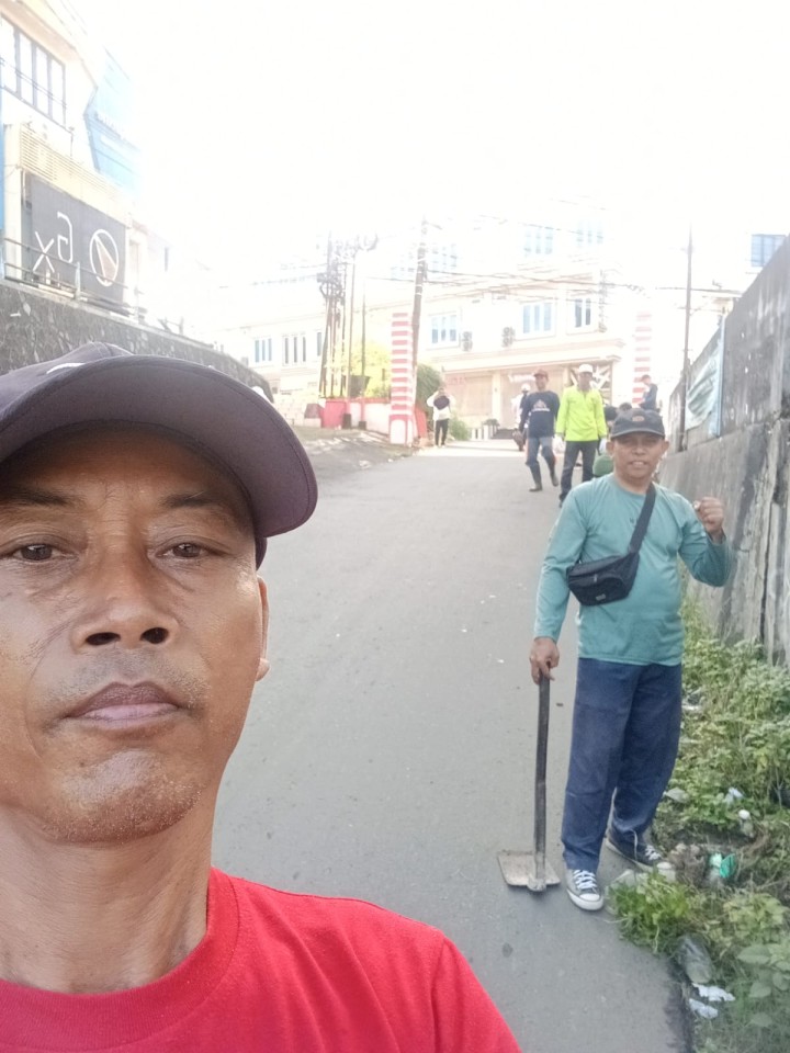 Gotroy Massal RT. 27, RT. 25, dan RT. 19 di depan tanah kosong Eks. TPS Jl. Siti Aisyah, Pembersihan & Membuat Saluran Pembuangan Air (bersama Pihak Kelurahan TLI pada Minggu, 25-05-2025 ) dihadiri oleh Seklur Kelurahan Jawa, Staf Seksi Ekobang LH, Ketua RT. 19 dan warga , Ketua RT. 27 dan warga, serta Ketua RT 19 dan warga