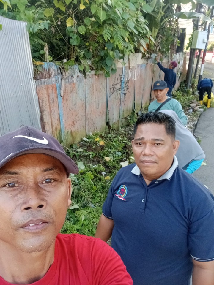 Gotroy Massal RT. 27, RT. 25, dan RT. 19 di depan tanah kosong Eks. TPS Jl. Siti Aisyah, Pembersihan & Membuat Saluran Pembuangan Air (bersama Pihak Kelurahan TLI pada Minggu, 25-05-2025 ) dihadiri oleh Seklur Kelurahan Jawa, Staf Seksi Ekobang LH, Ketua RT. 19 dan warga , Ketua RT. 27 dan warga, serta Ketua RT 19 dan warga