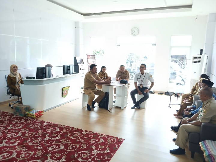 Mohon izin menyampaikan 02/06/2025Menerima Kunjungan dari Sekdakot Bagian Organisasi dan Tata Laksana Pelayanan Publik dalam Rangka Pembinaan dan Penataan dibidang Organisasi dan Tata Laksana juga Fasilitasi Pelaksaanaan Program Dihadiri  Lurah Jawa, Sekretaris Lurah dan jajaran