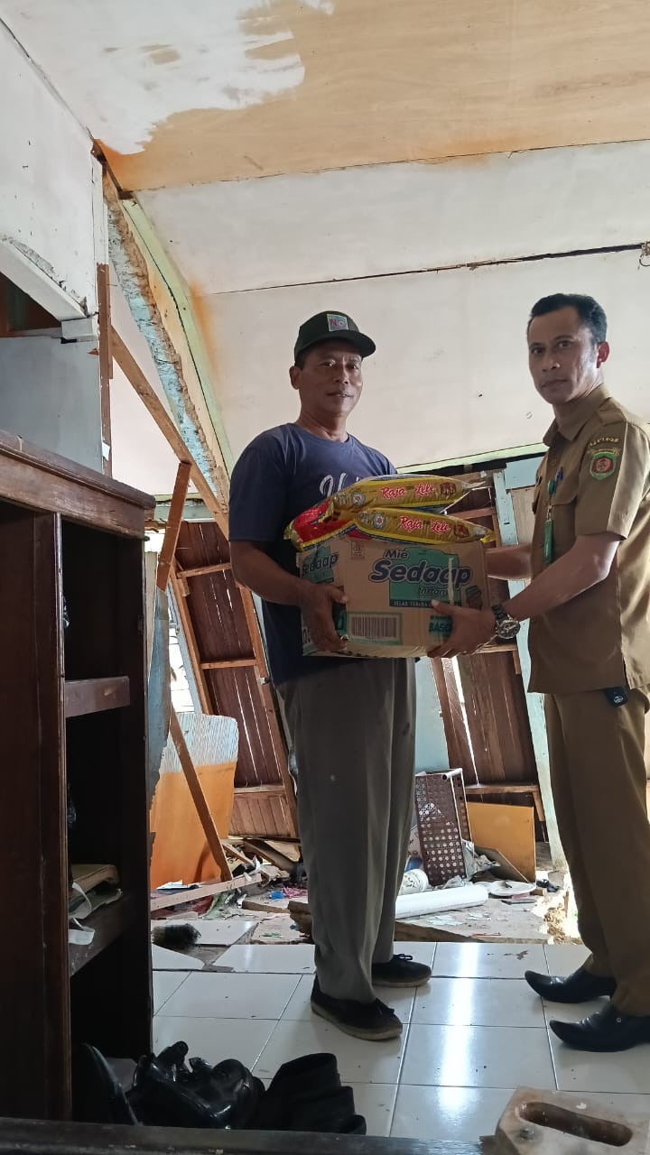Mohon izin menyampaikan 03/06/2025 Lurah Jawa Menyalur kan  Bantuan Sembako ke Tanah longsor di RT 36 Kelurahan Jawa Kecamatan Samarinda Ulu Kota Samarinda