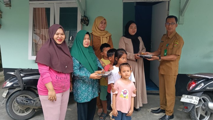 Mohon izin menyampaikan 03/06/2025 Lurah Jawa dan Kasi Kesra Kel. Jawa Melaksanakan kegiatan  Pemberian PMT anak dan ibu Hamil Warga RT 22 Kel.jawa
