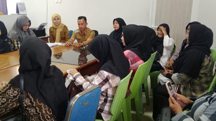 Mohon izin menyampaikan 10/06/2025 Lurah Jawa dan Kasi Kesra menghadiri Kegiatan Rapat Rutin PKK dan pengarahan dari Pembina PKK Kelurahan Jawa di Kantor Kelurahan Jawa Lantai 2
